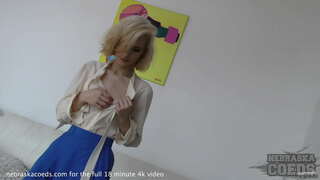 красивая блондинка дает ультрасексуальный стриптиз, вставляет странный предмет в бутылку, креативное порно