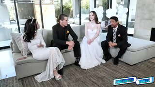 Daddies a bhith a &#039;toirt a-mach na stepdaughters Hazel Moore agus Jazmin Luv a&#039; faighinn an cuid sex eòlas