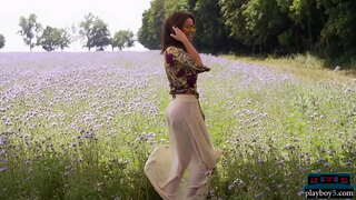 Tettona ungherese MILF modello ottiene nudo e sembra incredibilmente caldo nudo