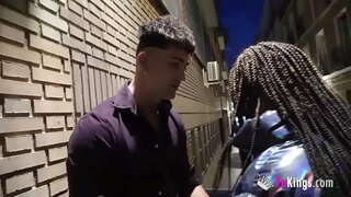 Brunetka exhibicionistka dostane vrtané podle a nadržený dude