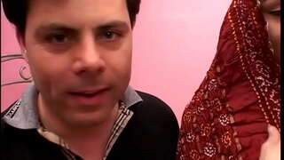 Sâl Guy fucks mewn Gwyliau Indiaidd Wilfe am Arian Twyllo Slut