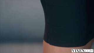 VIXEN Sassy لڑکی seduces باس