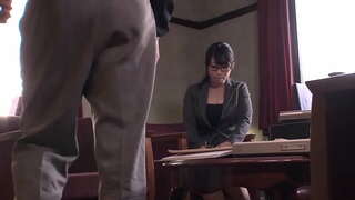 Roztomilé japonské kancelář anděl nabízí orál do svého šéfa před smáčení ji kalhotek a přijímání hugh creampie white only