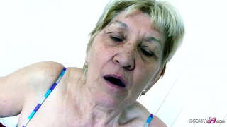 Oso zaharra Amona Gabi du Sexu Munstroa oilarra gaztea