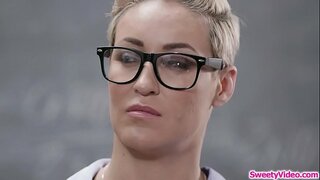 نوجوان, دخترک معصوم, خوردن او مدرسان کس بعد از کلاس