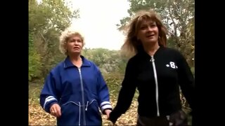 Horny epemuga esperimentatu nahi beste bakoitzaren pussy belar gainean