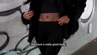 Грамадскі агент Вялікабрытаніі Чарнаскурая Азія Рэй скача сваёй вялікай сакавітай азадкам на вялікім члене за наяўныя