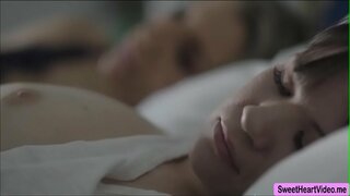 אַליסאָן ריי איז מיט אַשלי פירעס און זיי ענדזשויז ליקינג זייער לאָך