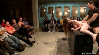 Hot veľká kozy brunetka slave Kennedy Adams je zviazaný a šľahačkou podľa lezdom Princezná Donna Dolore potom dostane mačička v prdeli veľký penis Ján Silný na verejnosti