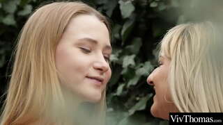 Szexi tini barátnője nyalja egymás nedves punci