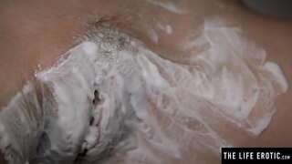 Shoh big boobs jiggle si ajo shaves e saj me flokë pidhi dhe masturbates